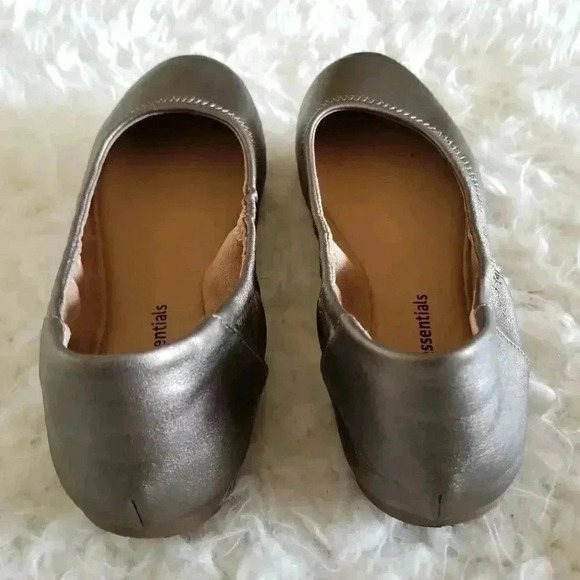 Essentials Women's Flat - Picture 3 of 7